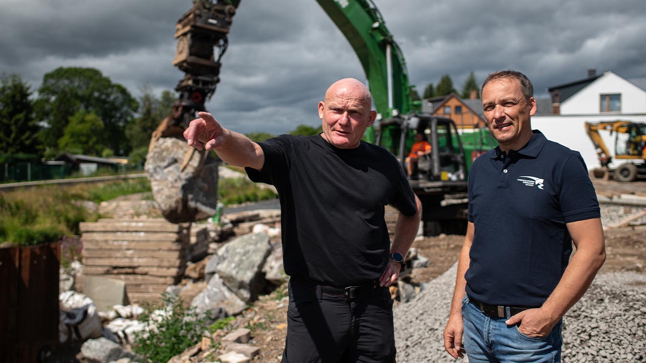 Volker Debernitz und Johannes Hunger vom Betrieb Freiberger Mulde / Zschopau begutachten den Fortschritt auf der Hochwasserschutzbaustelle in Olbernhau.(Foto: © Landestalsperrenverwaltung Sachsen / Fotograf Robert Lohse)