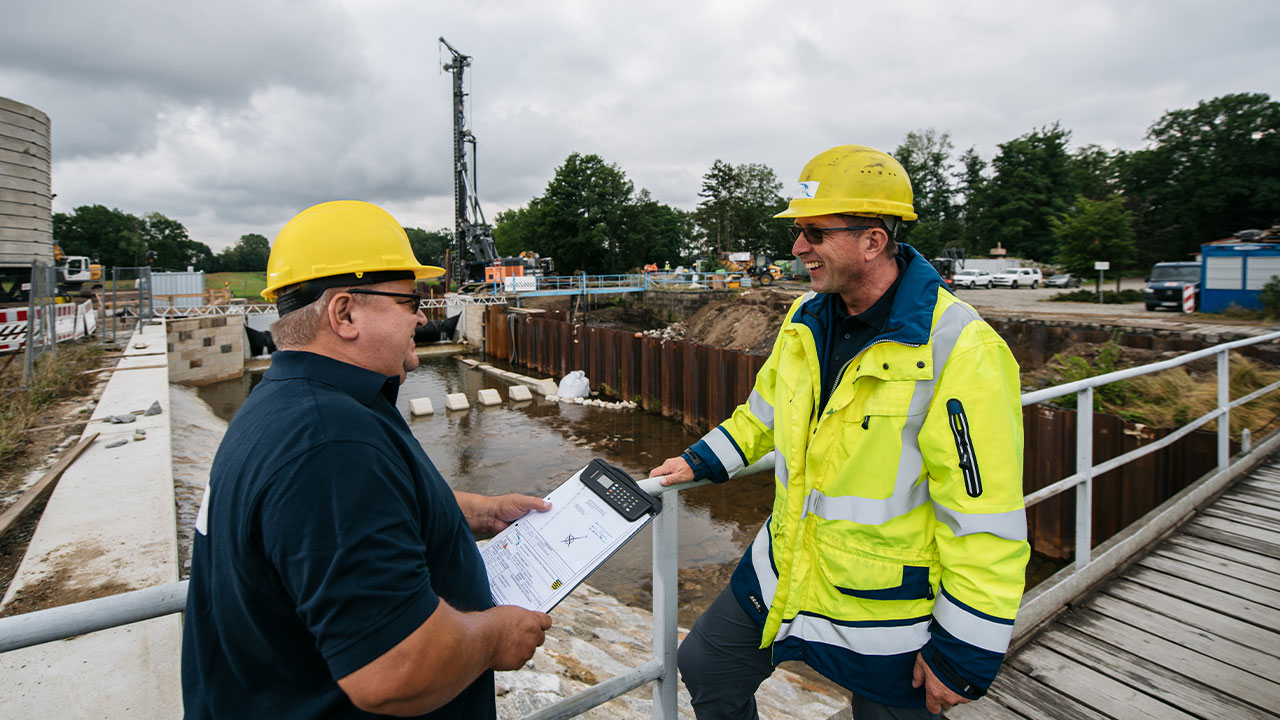 Zur Freude von Jörg Hengst und Peter Hollas vom Betrieb Oberes Elbtal läuft alles auf der Baustelle Hoischewehr(Foto: © Landestalsperrenverwaltung Sachsen / Fotograf Robert Lohse)