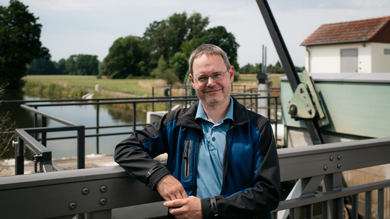 Daniel Steinmüller vom Betrieb Spree / Neiße am umgebauten Verteilerwehr in Spreewiese(Foto: © Landestalsperrenverwaltung Sachsen / Fotograf Robert Lohse)