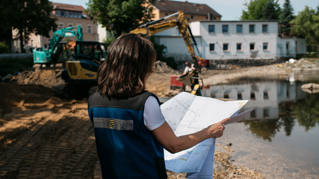 Noch wird gebaggert: Wie es hier einmal aussehen soll, weiß Birgit Hohlfeld vom Betrieb Spree / Neiße. (Foto: © Landestalsperrenverwaltung Sachsen / Fotograf Robert Lohse)