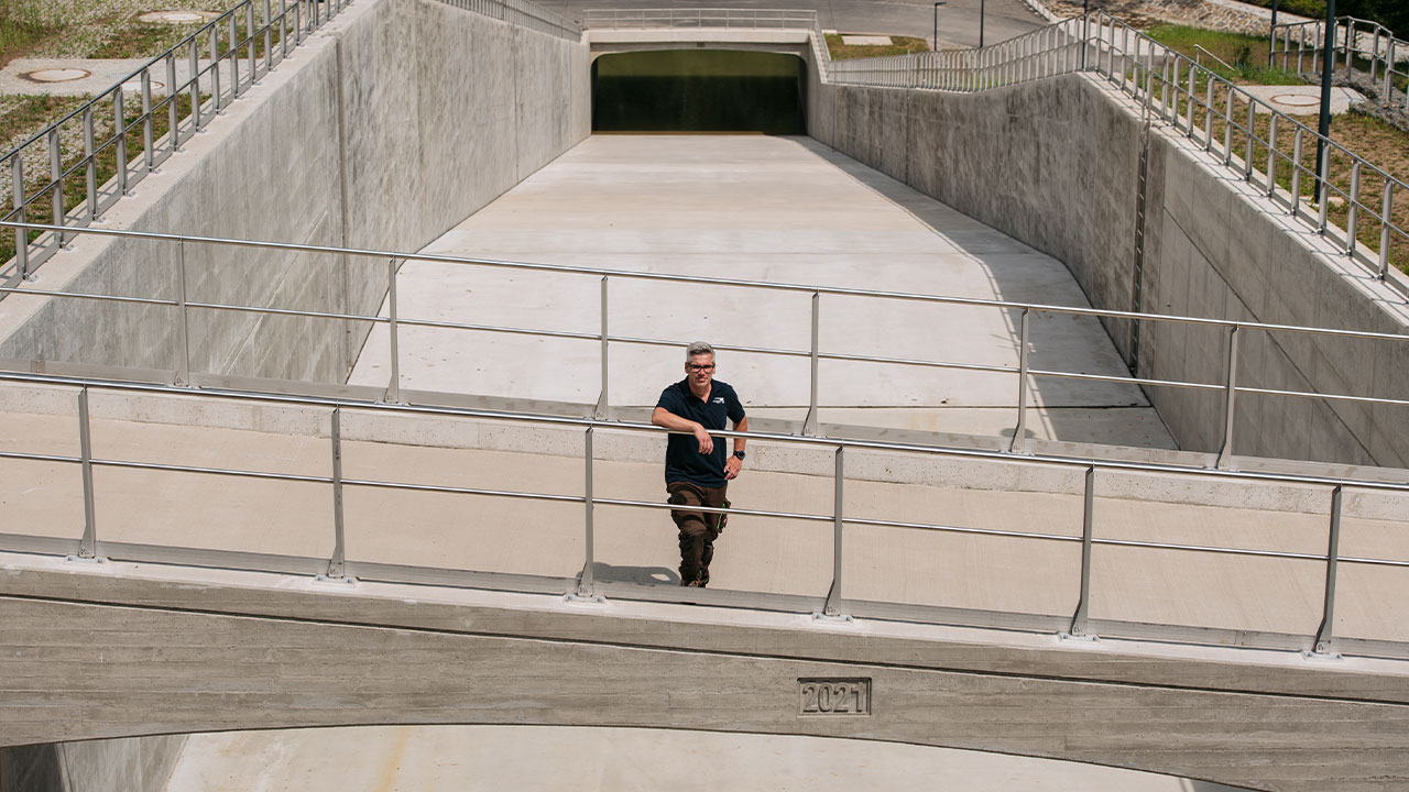 Hier können Hochwasserabflüssen bis einem HQ10.000 abgeleitet werden: Bei Hochwasser wird die Schussrinne zum reißenden Fluss: Staumeister Sebastian Rieß an der neuen Hochwasserentlastungsanlage der Talsperre Malter.(Foto: © Landestalsperrenverwaltung Sachsen / Fotograf Robert Lohse)