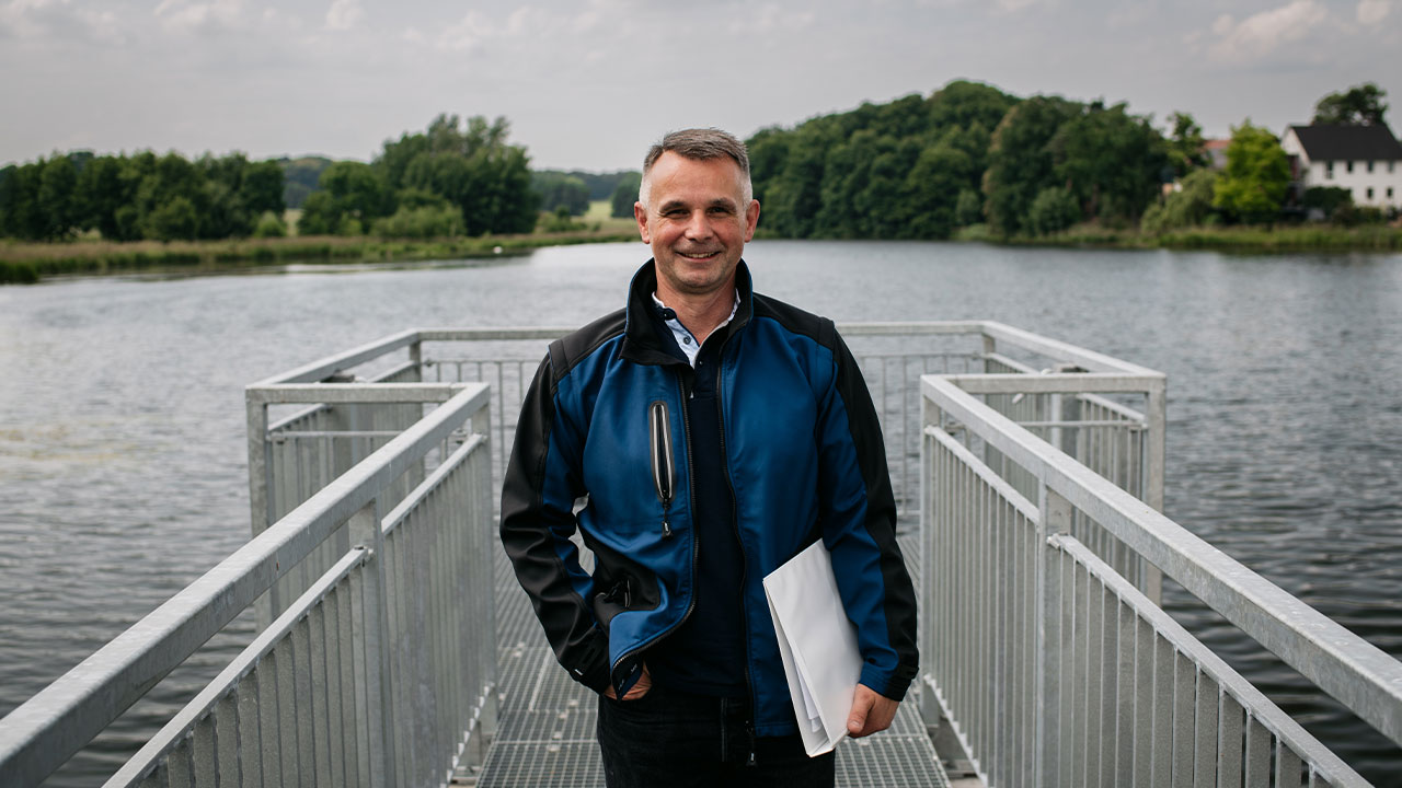 Dass das Vorbecken Neumalsitz nun fit für die Zukunft ist, macht den Projektleiter Mike Härtelt vom Betrieb Spree / Neiße stolz.(Foto: © Landestalsperrenverwaltung Sachsen / Fotograf Robert Lohse)