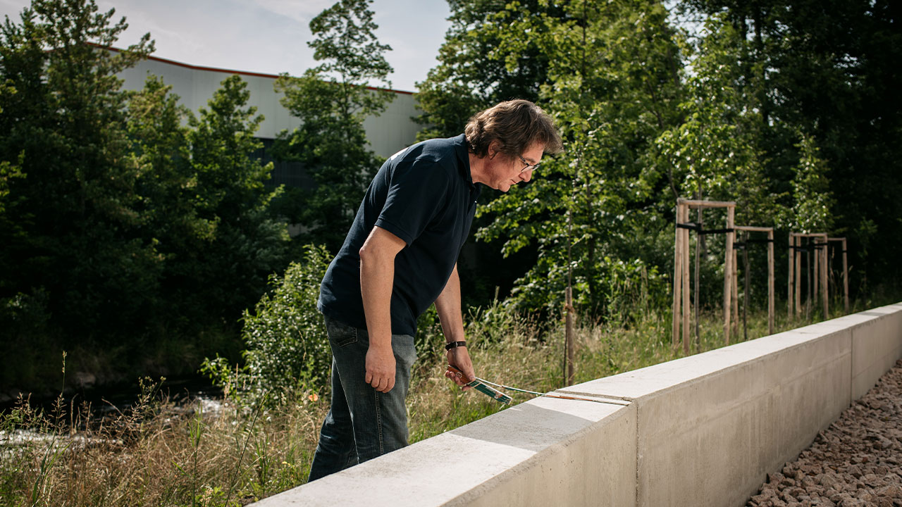 Klaus-Peter Hirthe vom Betrieb Zwickauer Mulde / Obere Weiße Elster prüft die Fugen der neuen Hochwasserschutzwand in Schwarzenberg.(Foto: © Landestalsperrenverwaltung Sachsen / Fotograf Robert Lohse)