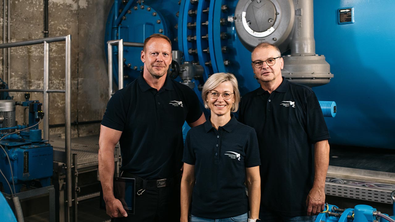 Echte Teamarbeit: Matthias Schwanke, Anja Fischer und Thilo Schaar vom Betrieb Zwickauer Mulde / Obere Weiße Elster vor einem der beiden neuen Ringkolbenventile.(Foto: © Landestalsperrenverwaltung Sachsen / Fotograf Robert Lohse)